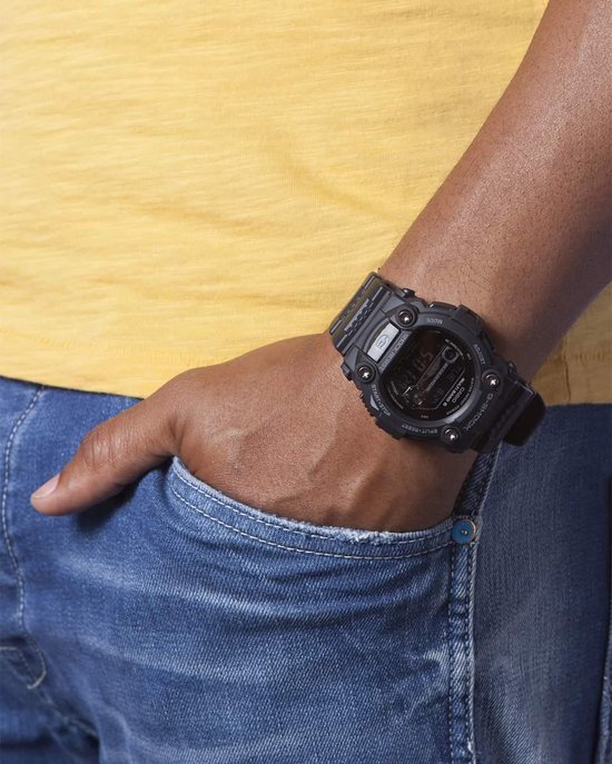 Zwarte G-Shock horlogedisplay met digitale tijdsaanduiding om de pols van een man.