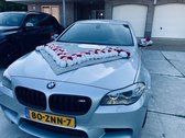 VERA Luxe Trouwauto Versiering - Bruiloft  - Huwelijk Luxe Decoratie - Autodecoratie - Bloemen met Diamanten Lint - Bloemstuk voor op de Motorkap - Bruidsauto Versiering AUTODECO.N