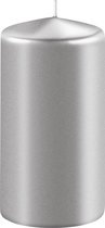 8x Metallic zilveren cilinderkaarsen/stompkaarsen 6 x 10 cm 36 branduren - Geurloze kaarsen metallic zilver - Woondecoraties