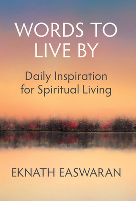 Couverture de livre avec le texte 'Words to Live By. Daily Inspiration for Spiritual Living' par Eknath Easwaran. Arrière-plan avec coucher de soleil et brume.