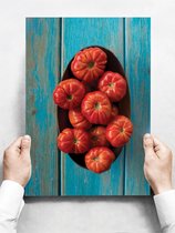 Wandbord: Tomaten in een schaal op een blauwe tafel - 30 x 42 cm