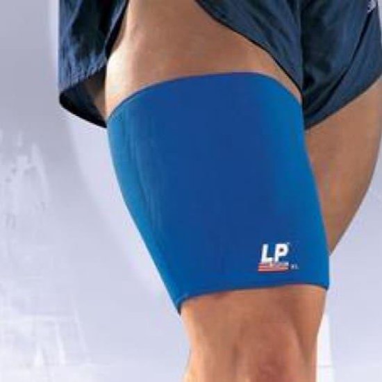 Blauwe LP Support dijbeenbrace met logo, gedragen door een man.