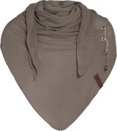 Knit Factory Lola Gebreide Omslagdoek - Driehoek Sjaal Dames - New Camel - 190x85 cm - Inclusief sierspeld