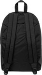 Zwarte Eastpak rugzak met twee verstelbare schouderbanden en een lus bovenaan.