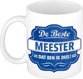 De beste meester cadeau koffiemok / theebeker wit met blauw embleem - 300 ml - keramiek - cadeaumok meester /