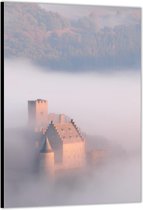 Dibond –Kasteel met Mist– 30x40cm Foto op Aluminium (Wanddecoratie van metaal)