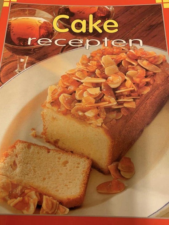 Cake recepten, een plak cake met amandelschaafsel en een glas drank op de achtergrond.