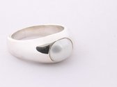 Hoogglans zilveren ring met zoetwater parel - maat 18