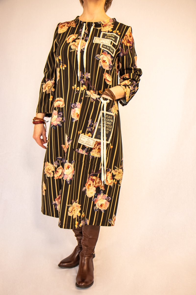 Zwart gestreepte jurk met bloemen en een smal halsboordje met veters EU 46
