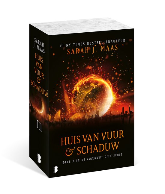 Boekomslag van Huis van Vuur & Schaduw, deel 3 in de Crescent City-serie. De voorkant toont een stad bij nacht, met een grote oranje zon of maan met een drakengezicht erboven. Vuurwerk en sterren spatten van de zon af.