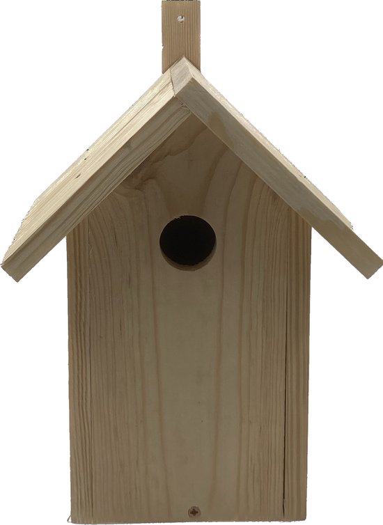 Maisonnette en bois avec toit pointu, entrée ronde et planches verticales.