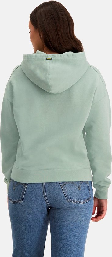 Achterkant van een model in een mintgroene NOMAD hoodie en jeans.