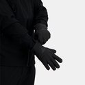 Man die zwarte Nomad handschoenen aantrekt.