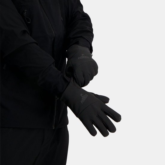 Man die zwarte Nomad handschoenen aantrekt.