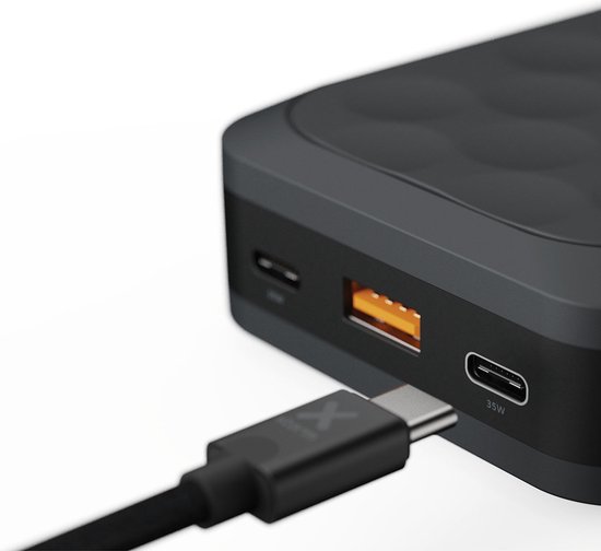 Close-up van de zwarte Xtorm powerbank met een USB-C kabel die in de 35W USB-C poort wordt gestoken.