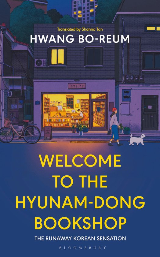 Boekcover met een illustratie van een boekwinkel 'Hyunam-dong Bookshop' 's avonds. Een vrouw met een hond loopt langs.