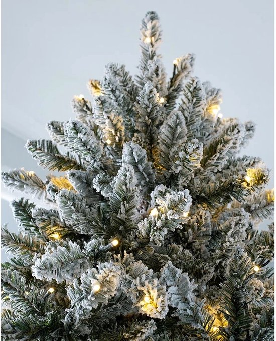 Kunstkerstboom Allison besneeuwd 240 cm kopen? | Kerstbomen