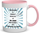 Akyol - 50 jaar sarah en abraham cadeau mok - koffiemok - theemok - Hoera 50 jaar - jubileum man en vrouw - roze - verjaardagsmok - grappige tekst mok - jarig - verjaardag - koffiemok - verjaardagsmok - grappige tekst mok - 350 ML inhoud