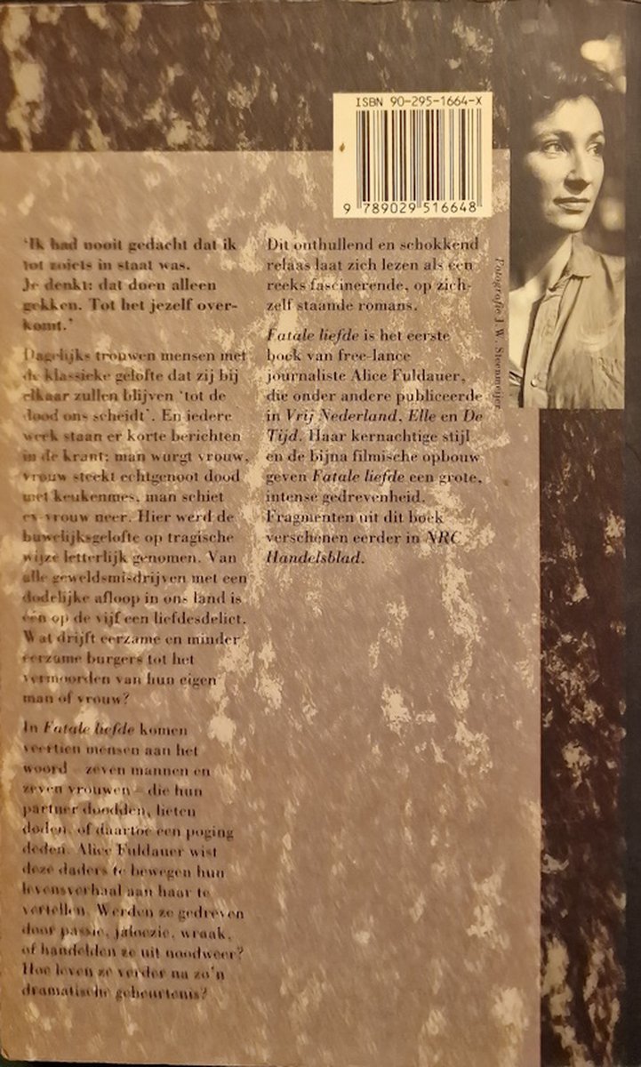 Achterkant boek "Fatale Liefde" met tekst en een foto van een vrouw.