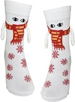 Schattige sokken met magnetische handjes - Wit met ogen, sjaal en sneeuwvlokken - Sokken Dames/Heren/Kinderen maat 35-43