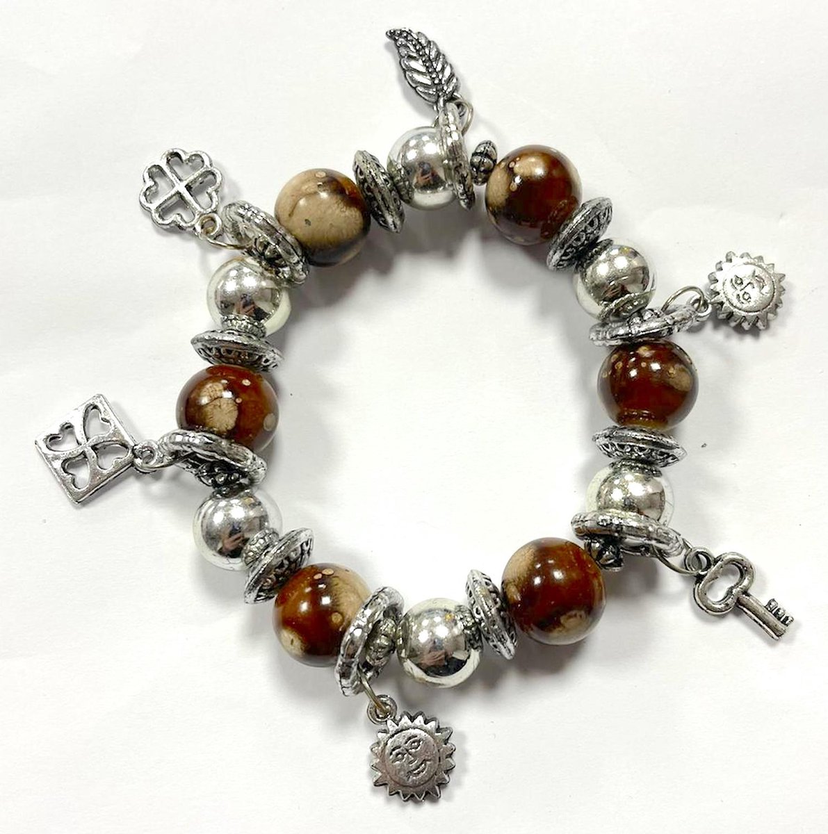 Armband met bedeltjes - Klavertje vier, sleutel, zonnetjes, blaadjes - Rekbaar - Damesdingetjes