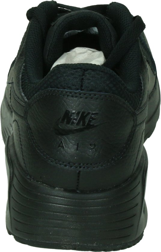 Achterkant van een zwarte Nike Air Max SC sneaker met het Nike Air logo op de hiel.