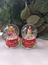 Set van 2 Sneeuwbollen kerst : Pinguin en eland op slee op rode voet versierd met Kerstbomen en Merry Christmas