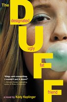 Boekcover met de titel "The designated ugly fat friend" in gele letters. Een close-up van een jonge vrouw met een kauwgombal.