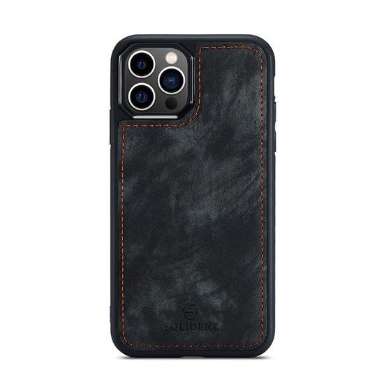 Zwart telefoonhoesje met stiksels en uitsparing voor camera.