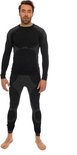 Man staat frontaal in een zwarte en grijs gemêleerde thermo set. Het shirt heeft een hoge kraag en de legging loopt tot de enkels. De set heeft contrasterende panelen.
