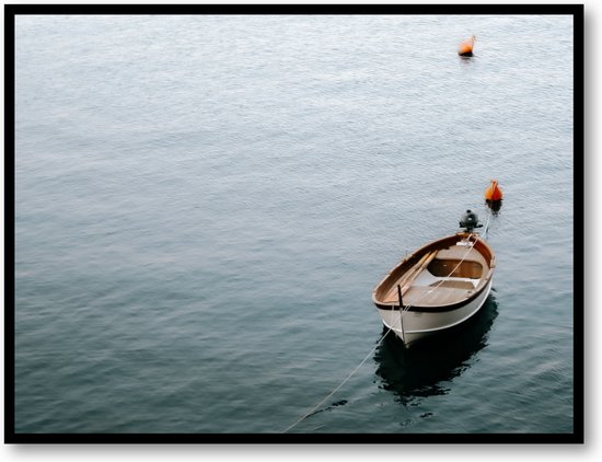 Stilte in Riomaggiore - Eenzaamheid op Zee - Vissersboot - Fotoposter 40x30 met Lijst
