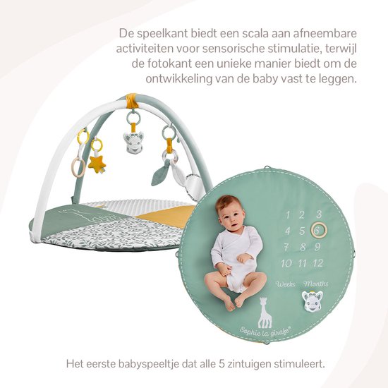 Babygym met spiegel, rammelaar en Sophie de giraf, op een speelkleed met maatindicatie.