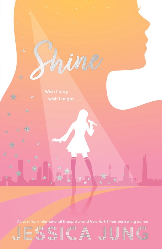 Boekomslag met de titel "Shine" in glinsterende letters. Een silhouet van een vrouw en een zingend meisje voor een skyline.