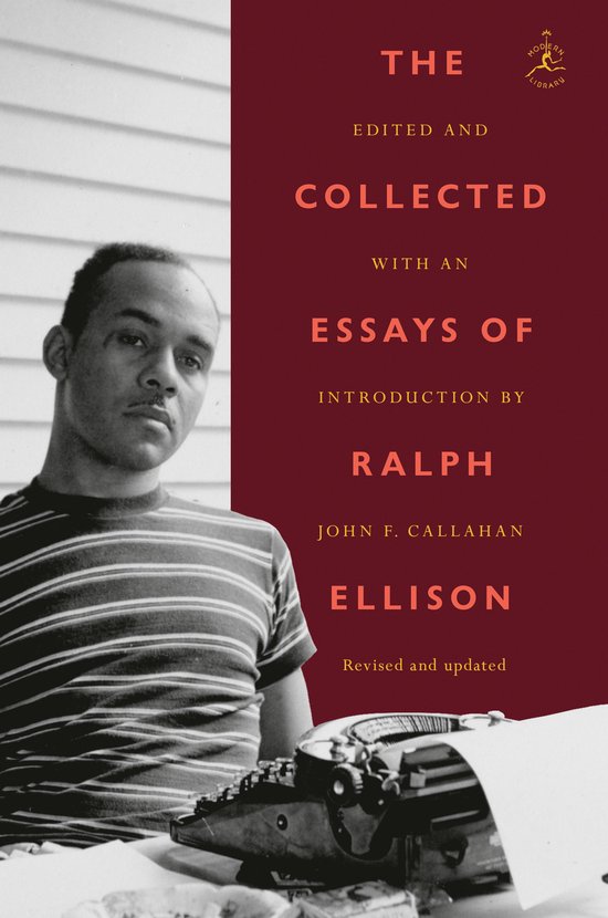Boekomslag: De verzamelde essays van Ralph Ellison. Een zwart-witfoto van een man die voor een typemachine zit.