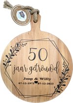 Creaties van Hier - serveerplank - 50 jaar getrouwd (rand tak) - 40 cm - gepersonaliseerd cadeau - hout