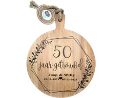 Creaties van Hier - serveerplank - 50 jaar getrouwd (rand tak) - 40 cm - gepersonaliseerd cadeau - hout