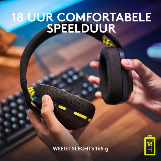 Personne tenant un casque G435 noir léger, offrant 18h de jeu.