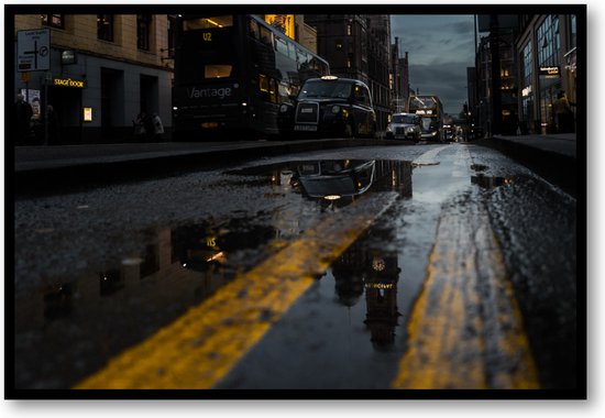 Onderweg in Manchester - Taxi's en Reflecties - Fotoposter 60x40 met Lijst