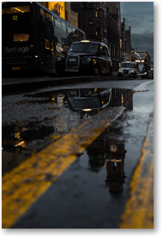 Onderweg in Manchester - Taxi's en Reflecties - Fotoposter 60x90