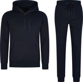 Zwart trainingspak met hoodie en joggingbroek.