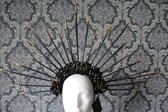 Headpiece Zwarte spikes met rozen & gouden kaarsvet, Bruid, prinses, haaraccessoire, luxe diadeem, Haarpin, bloemen, haarpin, strass, koningin, maangodin, godin