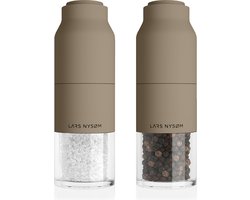 foto van LARS NYSØM - 'Omvendt' Zout- en Pepermolenset handmatig - Roestvrij Staal - Verstelbare maalgraad - Taupe Brown