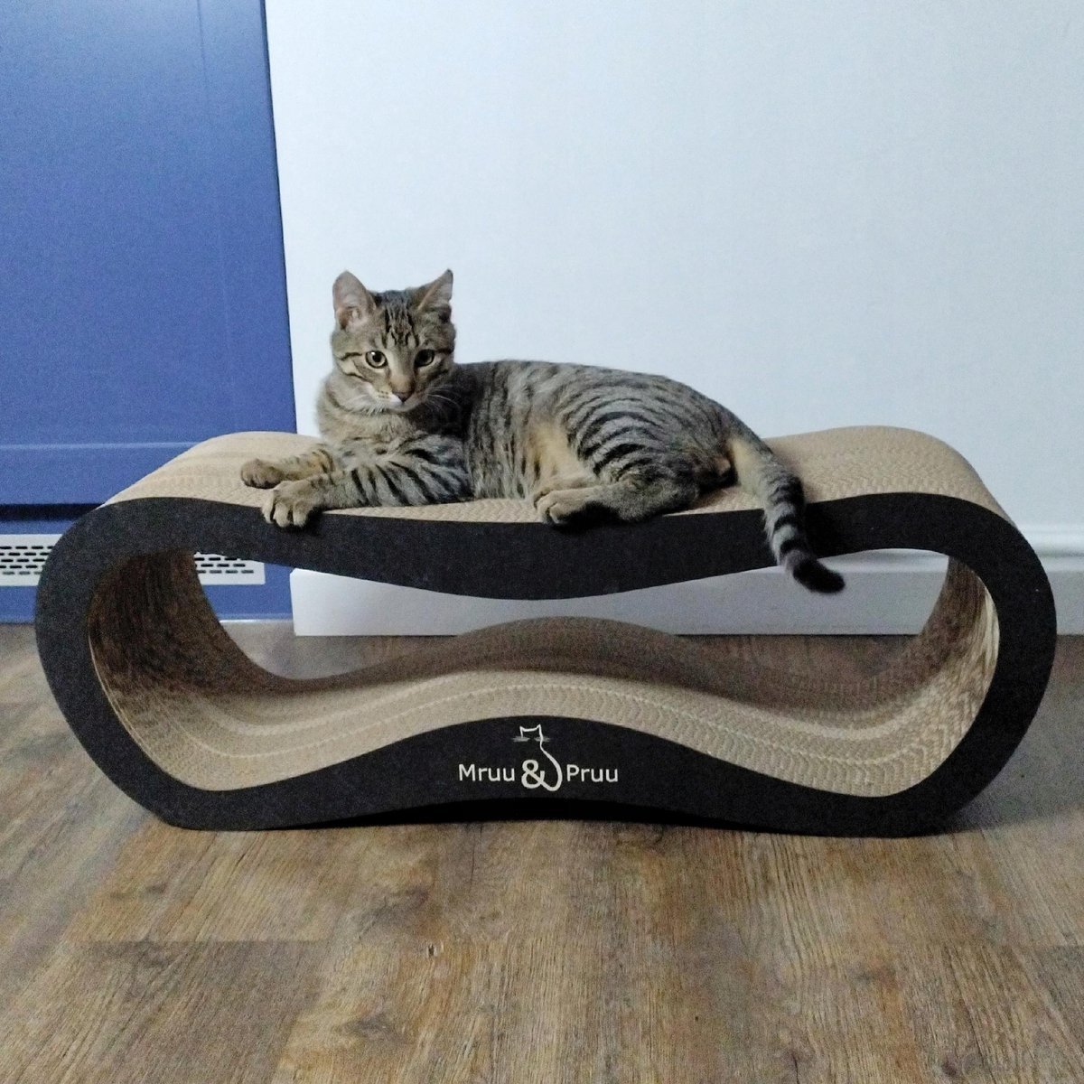 Mruu&Pruu GROOT KATTENKRAASBED Krabpaal Krabkarton Kattenmand Krabplank Krabpaal Karton Krabmand Kattenbed 78x28x24 cm zwart thumbnail 6