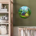 Blauwe trein in een groen, bergachtig landschap, aan de muur in een kinderkamer met een wieg.