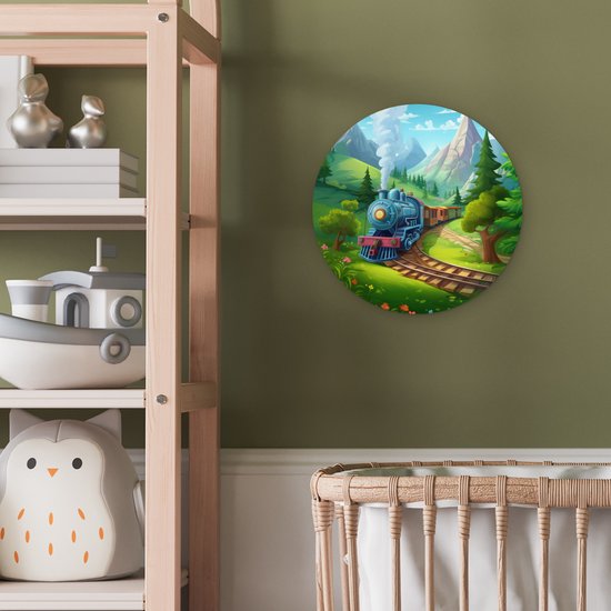 Blauwe trein in een groen, bergachtig landschap, aan de muur in een kinderkamer met een wieg.