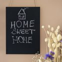 Zwart bordje met krijttekening en 'HOME SWEET HOME' tekst.