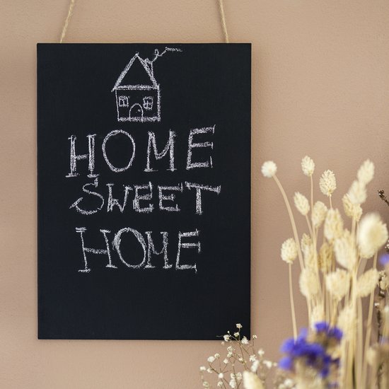 Zwart bordje met krijttekening en 'HOME SWEET HOME' tekst.