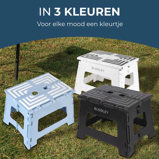 Drie BUDDLEY opstapjes in zwart, wit en lichtblauw, op gras.