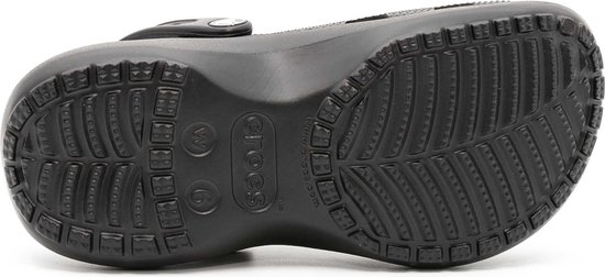 Zwarte Crocs klomp met plateauzool, onderkant met profiel en Crocs logo.