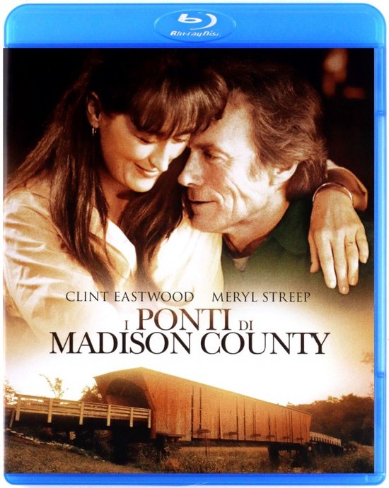 Clint Eastwood en Meryl Streep omhelzen elkaar boven een overdekte brug.